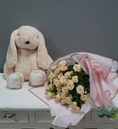 Set of bouquet with cream spray roses and medium-sized rabbit h=50 cm photo 394x433